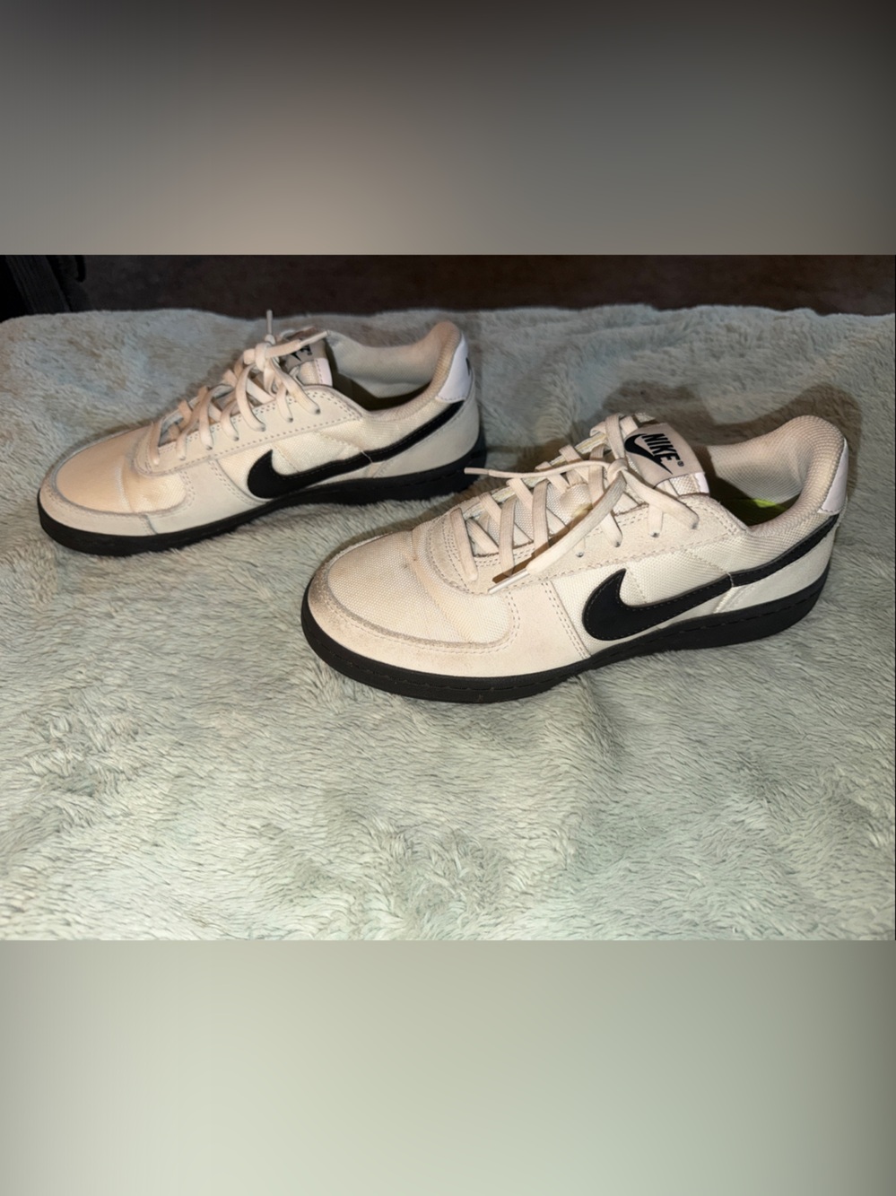 Nike Field General big kids Low-Top Sneakers in Off-White and Black